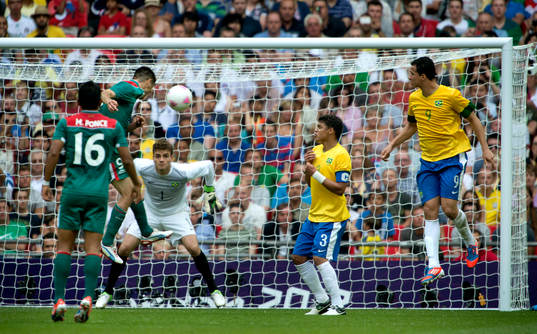   Marco Fabian, Mexico  nickar in 2-0 målet.