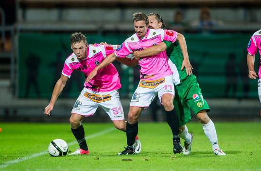  Erik Figueroa, Hammarby gör allt vad han kan för att komma runt Robin Eliasson Hofsö och Fredrik Olsson, Landskrona