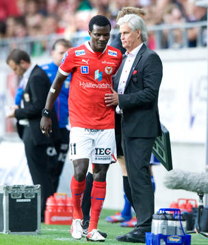   2-0, Abiola Dauda, Kalmar, som sedan blir utbytt direkt, grattas av Nanne Bergstrand, tränare