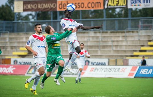 Mohammed Mbye, Assyriska hinner nicka undan bollen för
