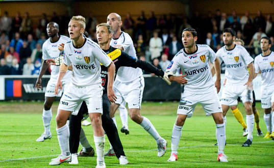  Mattias Asper, målvakt, Mjällby, uppe och oroar Syrianskas försvar på hörna, Asper är välbevakad