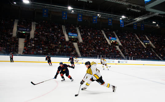 Alexander Hellström, Brynäs, skjuter pucken