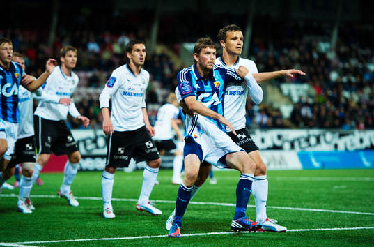 Shpetim Hasani, Örebro, drar i byxorna på Kasper