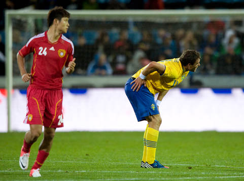 Målskytten Johan Elmander, Sverige, tar sig för höften