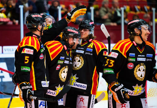 Jörgen Sundqvist, Brynäs, gratuleras till sitt 1-0-mål