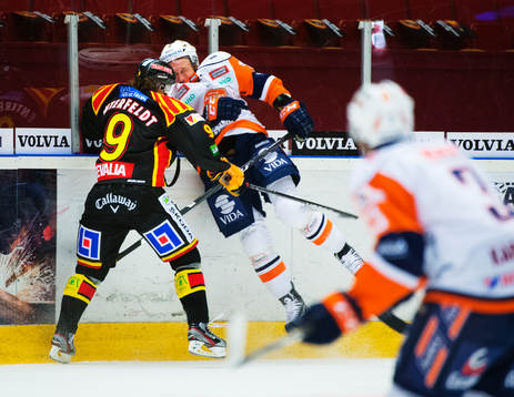 Sebastian Enterfeldt, Brynäs, tacklar Johan Markusson,