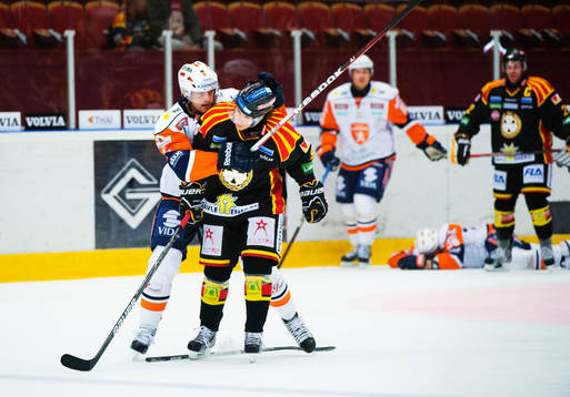 Noah Welch, Växjö, ger sig på Sebastian Enterfeldt,