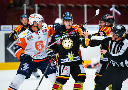 Noah Welch, Växjö, ger sig på Sebastian Enterfeldt,