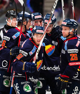 Markus Ljungh, Djurgården, i mitten, gratuleras till sitt