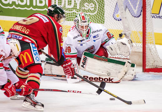 Magnus Kahnberg, Frölunda, åker in mot Oscar Alsenfelt,
