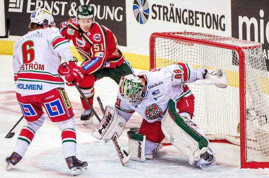 Mats Rosseli Olsen, Frölunda, gör ett försök att peta