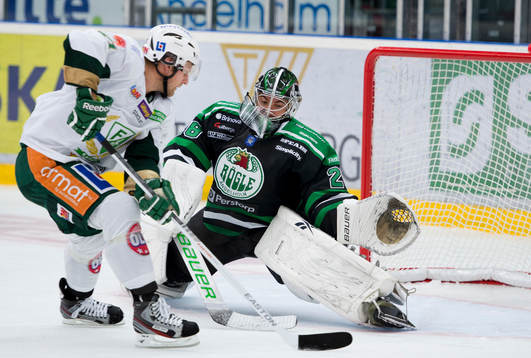 Oscar Klefbom, Färjestad, missar en straff på Martin