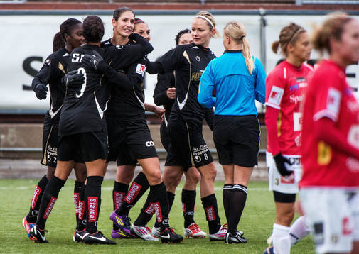  Yael Averbuch, Göteborg, gratuleras av sina lagkamrater efter sitt 3-0-mål.