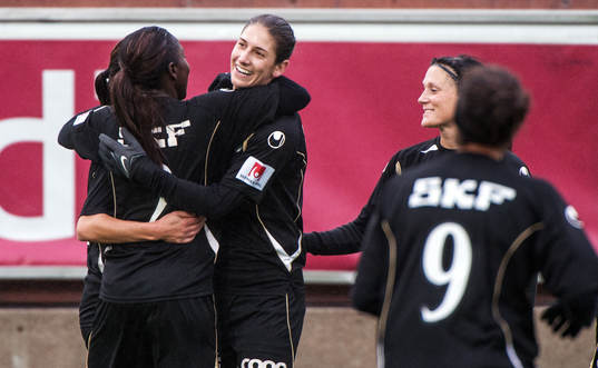  Yael Averbuch, Göteborg, gratuleras av sina lagkamrater efter sitt 3-0-mål.
