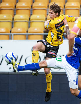  Marcus Rohdén, Elfsborg, skjuter mot mål med täcks undan av en GIF Sundsvallspelare.