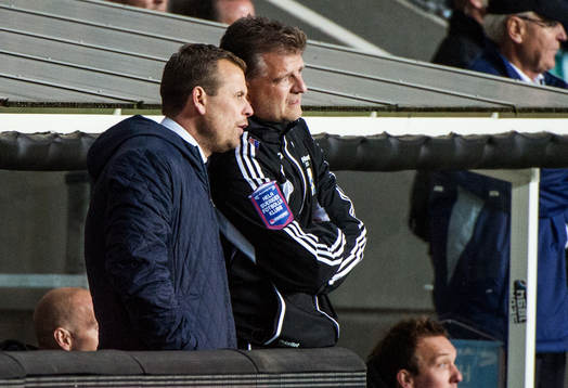 Mikael Stahre, tränare, pratar med Magnus Edlund,