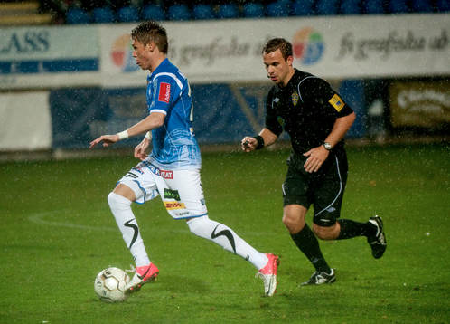  Tobias Lewicki, Trelleborg och Domaren Kristoffer Karlsson. 