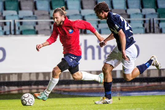 Emil Karlsson, Örgryte, avancerar mot mål tätt följd av