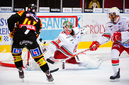 Daniel Widing, Brynäs, gör 1-0 bakom Bernhard Starkbaum,