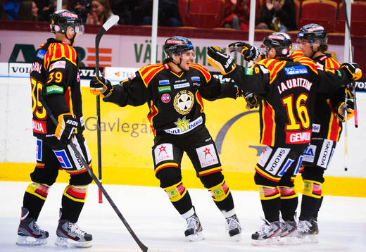 Daniel Widing, Brynäs, gratuleras till sitt 1-0-mål