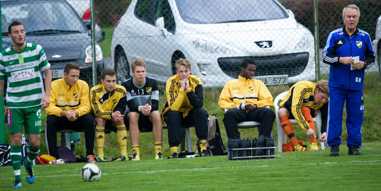 IFK:s rekordunga bänk, fr.v.: Oscar Johannesson (1993),