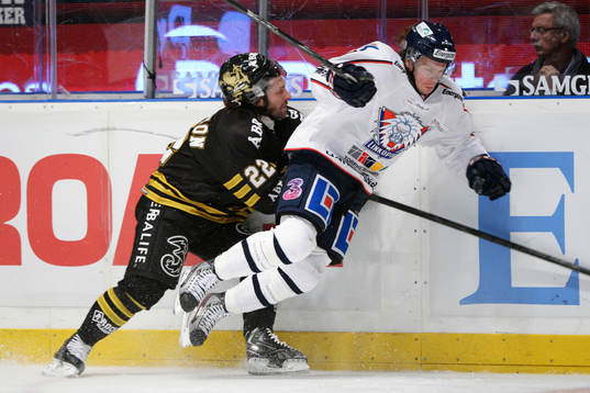 Daniel Josefsson, AIK trycker till Andreas Jämtin,