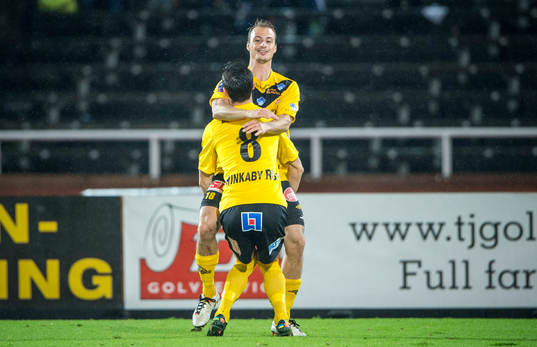  Jubel i Mjällby efter att Pär Ericsson gjort 1-0