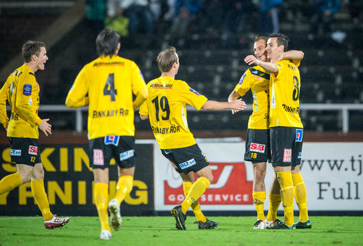  Jubel i Mjällby efter att Pär Ericsson gjort 1-0
