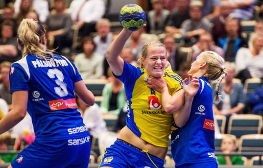 Maria Adler, Sverige, får en hand mot halsen av Rut