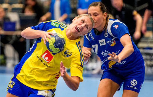 Johanna Ahlm, Sverige, stegar in för att skjuta