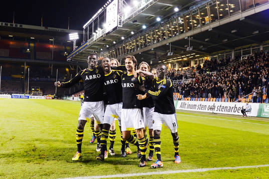  Jubel i AIK efter 1-0 av Helgi Danielsson.