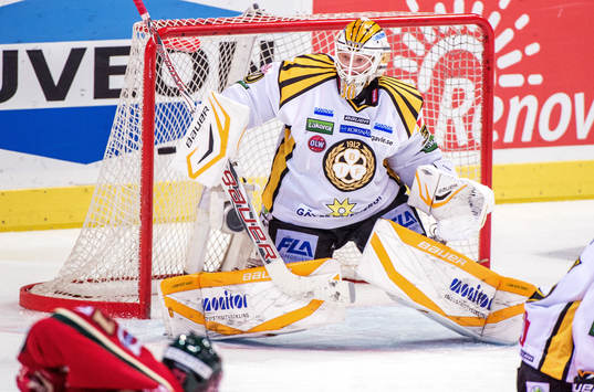 Robin Rahm, målvakt, Brynäs, motar undan pucken med