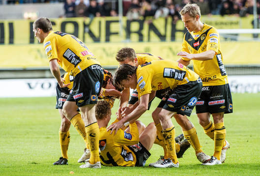 Oscar Hiljemark, Elfsborg, gratuleras av sina lagkamrater