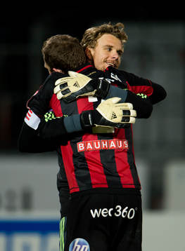  Niklas Westberg, Pontus Segerström, Brommapojkarna kramas om vid slutsignal.