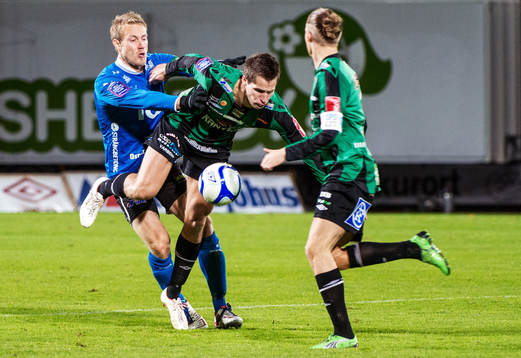  Johnny Lundberg, Halmstad, ger Gabriel Altemark Vanneryr, Varberg, en knuff i ryggen.
