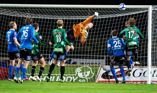  Karl-Johan Johnsson, Halmstad, kastar sig efter bollen.