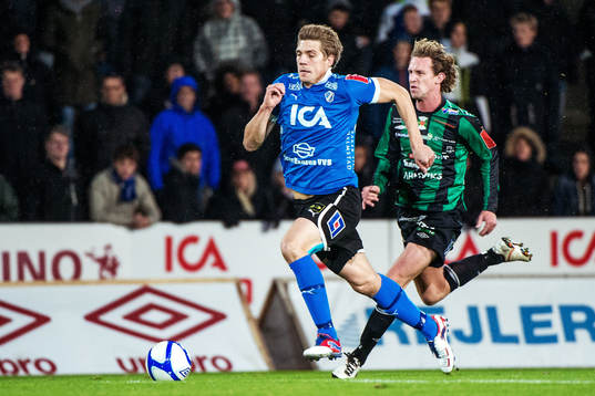  Mikael Boman, Halmstad, jagas av Thommie Persson, Varberg.