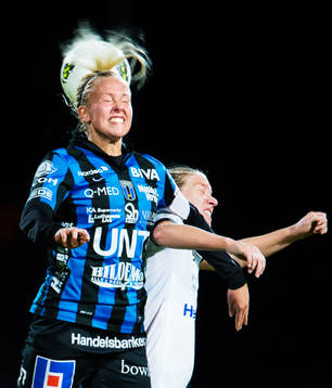  Mikaela Björklund, Sirius, i en nickduell med Frida Broström, Mallbacken.