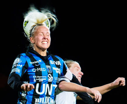  Mikaela Björklund, Sirius, i en nickduell med Frida Broström, Mallbacken.