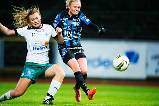  Sandra Andersson, Mallbacken, och Jenny Jansson, Sirius, i en duell.