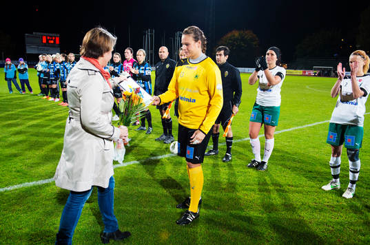  Katlynn Fraine, målvakt, Mallbacken, mottar priset för Årets Ebba i Söderettan 2012.