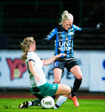  Sandra Andersson, Mallbacken, och Jenny Jansson, Sirius, i en duell.