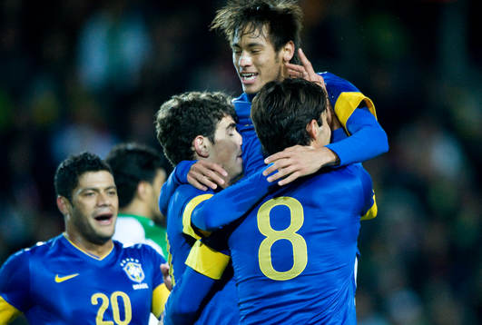 1-0, Oscar, Brasilien som grattas av Neymar och Kaka