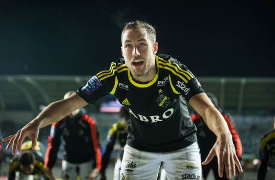  Nicklas Backman, AIK, blir matchens enda målskytt och tackar klacken efter matchen