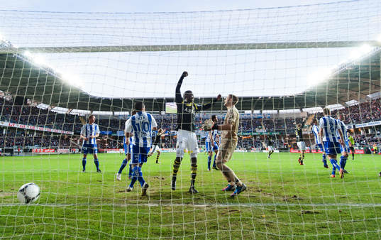  Nicklas Backman, AIK, gör 0-1, bakom John Alvbåge, målvakt, IFK Göteborg. Jubel Henok Goitom, Aik