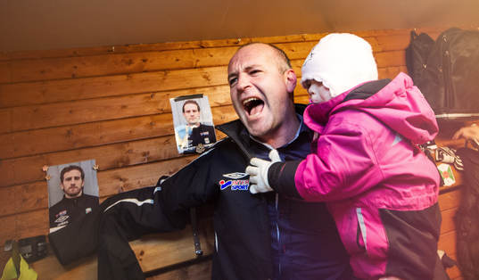  Halda Kabil, tränare Varberg, sjunger och jublar i omklädningsrummet efter matchen.