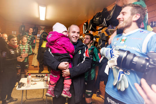 En glad Halda Kabil, tränare Varberg, i omklädningsrummet efter matchen med dottern i famnen.
