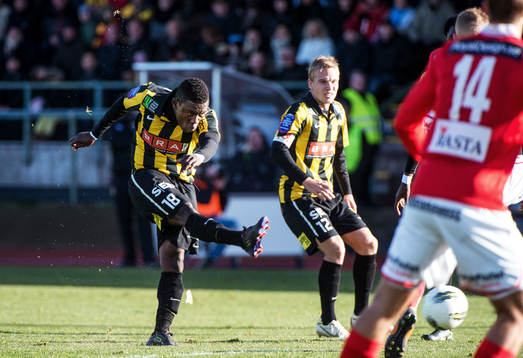 Waris Majeed, Häcken, skjuter en frispark