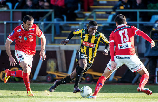 Waris Majeed, Häcken, driver bollen