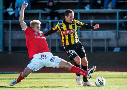 Paulus Arajuuri, Kalmar, går in för att slå undan bollen